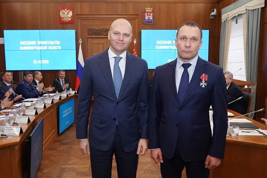 Губернатор Калининградской области вручил министру региональной безопасности орден Мужества за подвиг при освобождении населённого пункта Суджа в Курской области.