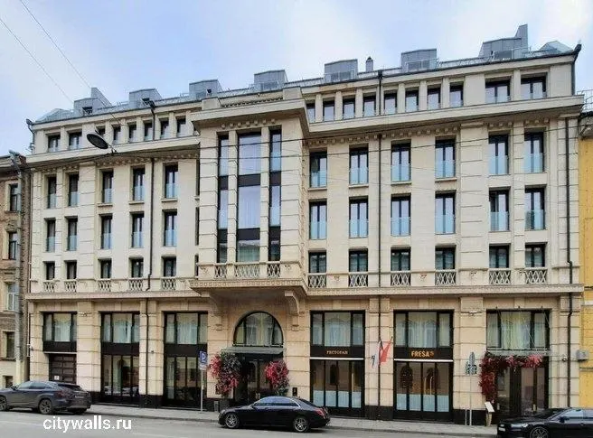 План реконструкции на Вознесенском проспекте предусматривает демонтаж террасы-мезонина гостиницы и возведение нового объёма ниже уровня земли, высотой около 30,5 м. Зданиям принадлежит АО «Вознесенский проспект», которое выступает заказчиком работ, гостиница построена в 2010 году. По контуру закона города объект не попадает в охранные зоны исторической застройки.