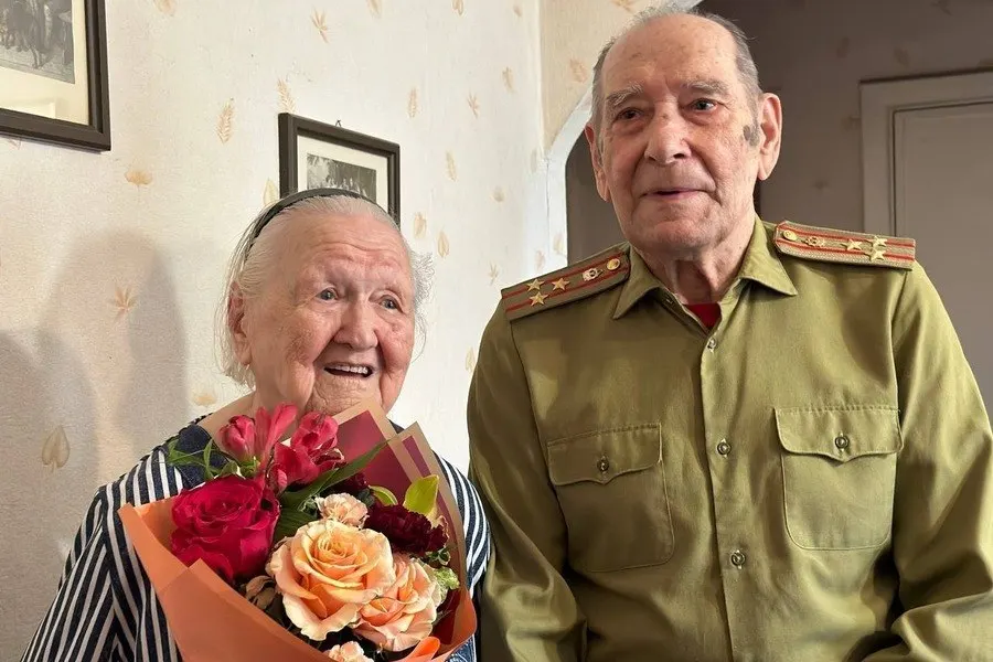 Дмитрию Бурмистрову исполнилось 100 лет. Его юбилей поздравили руководители региона, а сам он участвовал в боях за Прибалтику и Кёнигсберг.