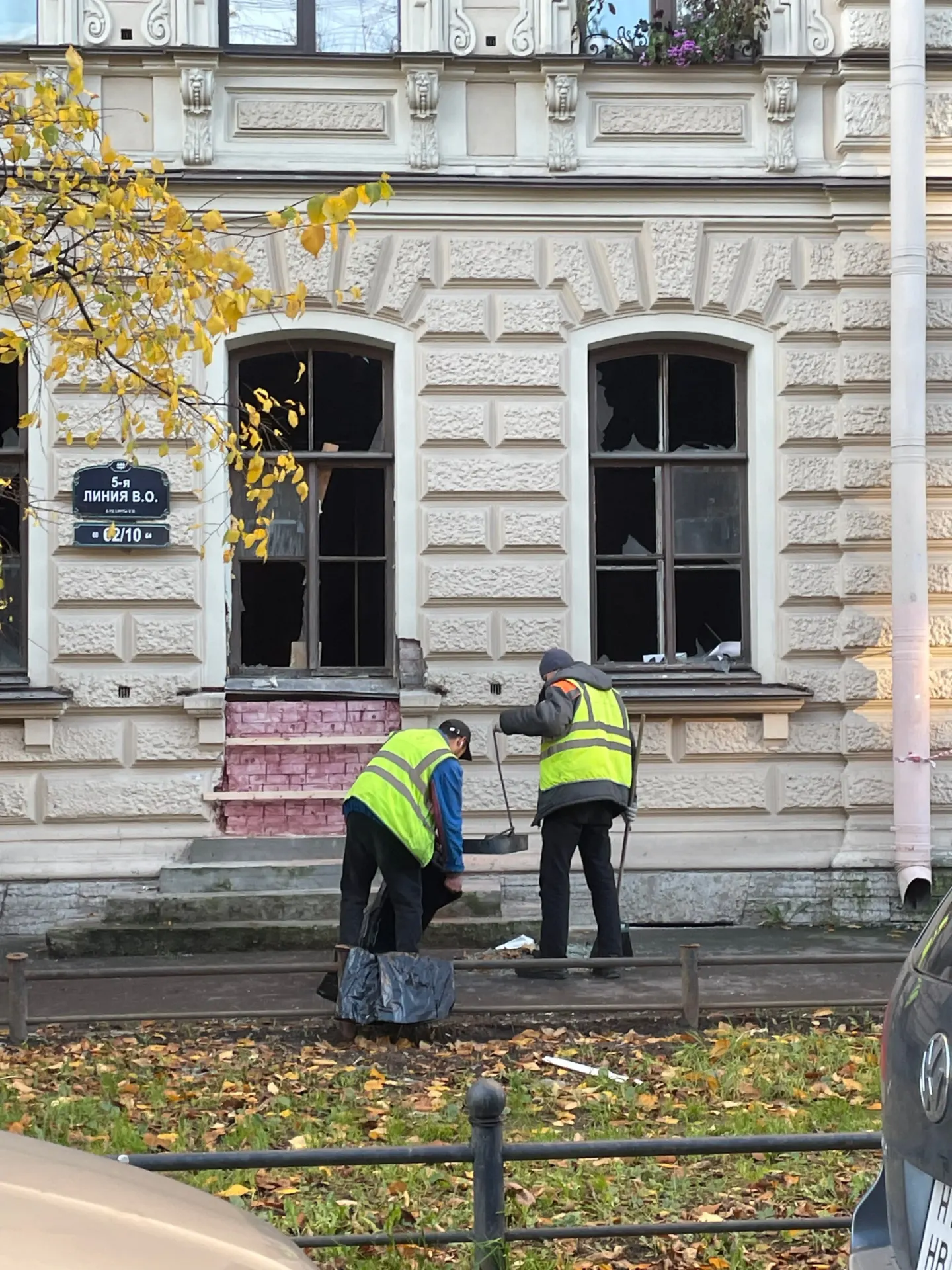 В Санкт-Петербурге после атак беспилотников зафиксированы разрушения зданий: погиб один человек, пятеро пострадали; власти следят за защитой прав пострадавших.