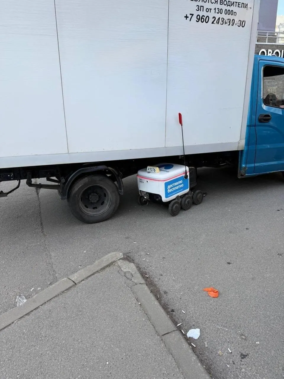 Маленький робот-доставщик попал под грузовик в Мурино. Пострадавших нет.