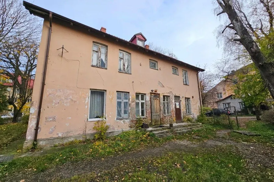 В историческом центре Зеленоградска выставлен на торги комплекс зданий, часть которого занимает квартира, где проживают шесть человек, включая несовершеннолетних. Лот включает двухэтажное административное здание и гараж; планируется реконструкция под гостевой дом и иные цели. Торги состоятся в октябре 2026 года.