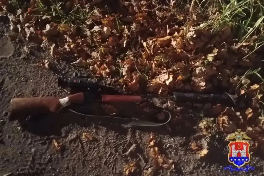 В Калининградской области задержаны дед и его внук по подозрению в незаконной охоте на барсука в охраняемой зоне. У задержанных изъято охотничье оружие, патроны, тепловизор и туша животного.