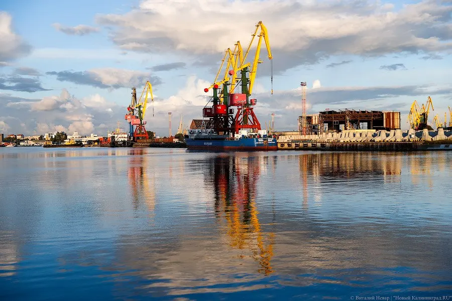 За восемь месяцев 2026 года морской грузооборот вырос на 17% и приблизился к 2,7 млн тонн, тогда как железнодорожные перевозки снизились примерно на 18%.