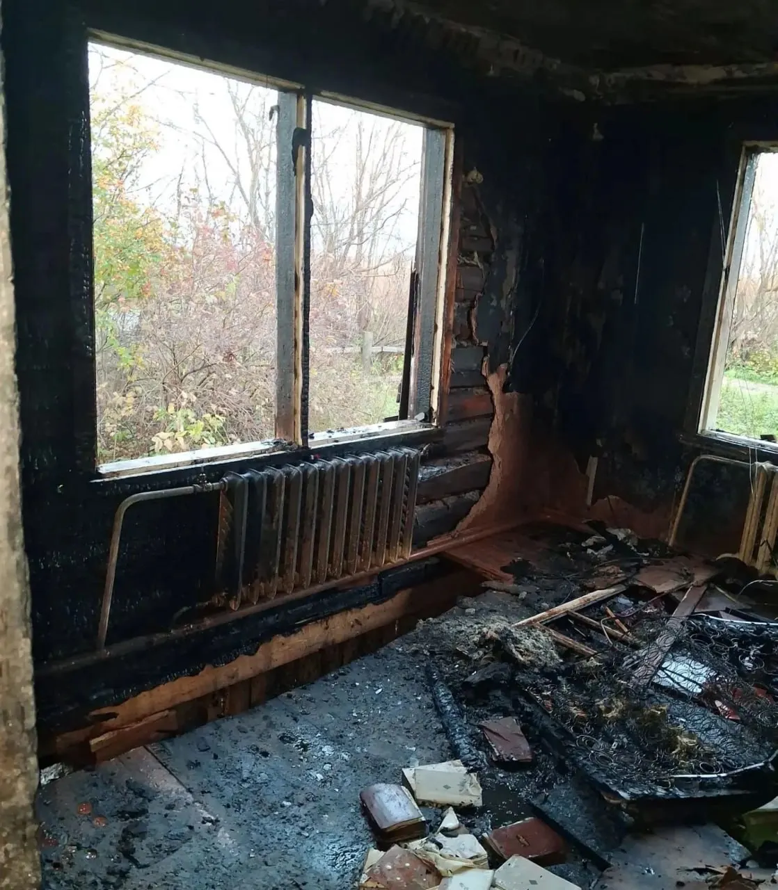 Пожар в частном доме в Холмогорах забрал жизнь 60-летнего мужчины. Причина возгорания уточняется, ведётся проверка.