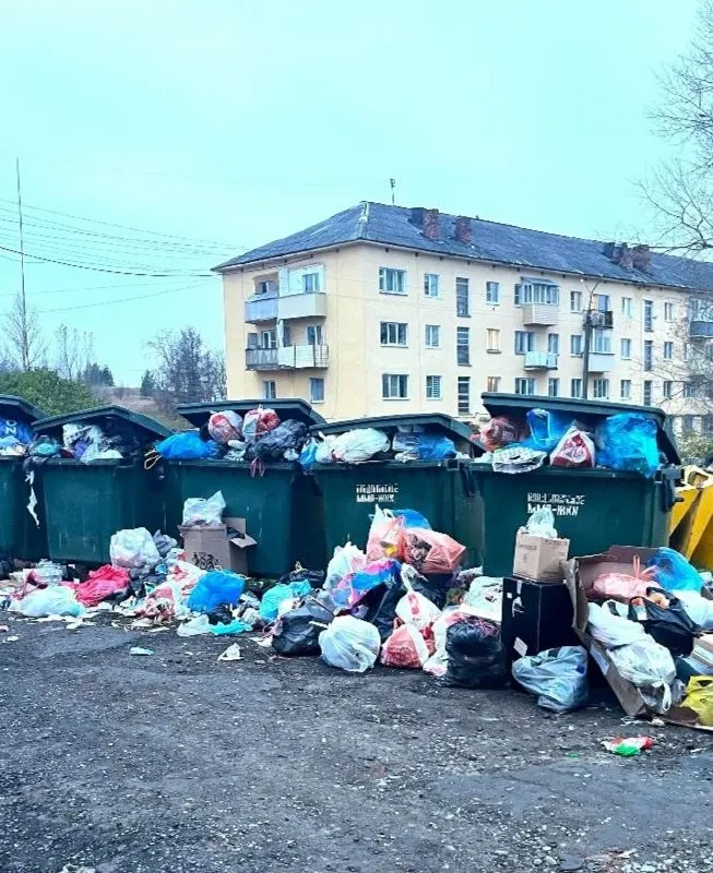 Контейнерные площадки переполнены, вывод мусора не осуществляется уже два дня; власти ищут варианты решения в городе Кондопога.
