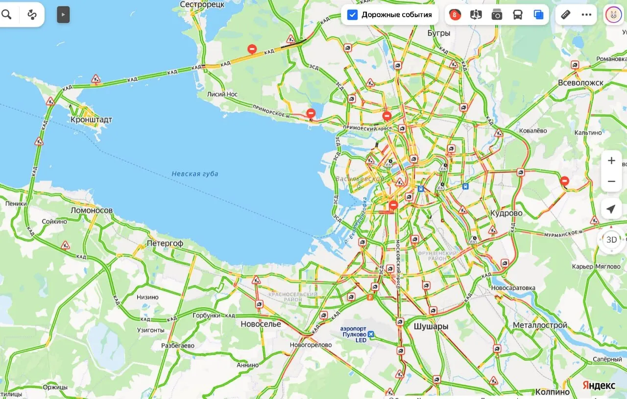 На дорогах города сохраняются серьезные заторы, а в небе над Петербургом зафиксированы задержки отдельных рейсов.