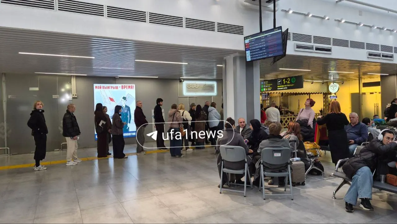 Пассажиры, дожидавшиеся вылетов, встретили объявления об открытии неба аплодисментами; в аэропорту сообщили о возобновлении полетов и обновленных графиках прибытия.