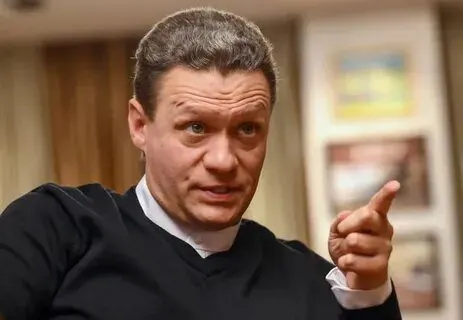 Обсуждаются крупные траты на строительство и программы региона, включая театр, дворец боевых искусств и поездки за счёт бюджета.