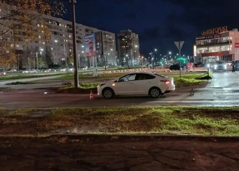 ДТП на улице Чеснокова: мальчик пересекал дорогу на велосипеде вне пешеходного перехода, его сбил автомобиль Hyundai. Школьник госпитализирован, полиция расследует обстоятельства.