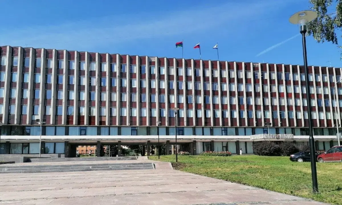 Предлагается повысить базовую часть окладов мэра и председателя горсовета и снизить стимулирующие надбавки, сохранив компенсации и выплаты за особые условия службы.