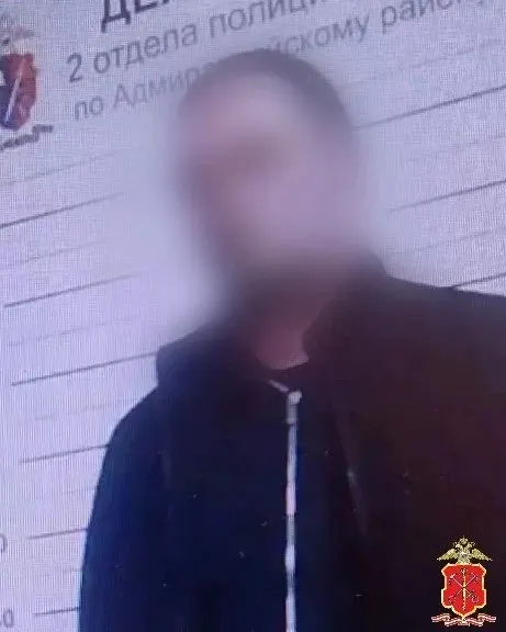 32-летний мужчина из Санкт‑Петербурга пять раз выстрелил из травматического пистолета из окна своей квартиры; соседи вызвали полицию, стрелок задержан, возбуждено уголовное дело за хулиганство.