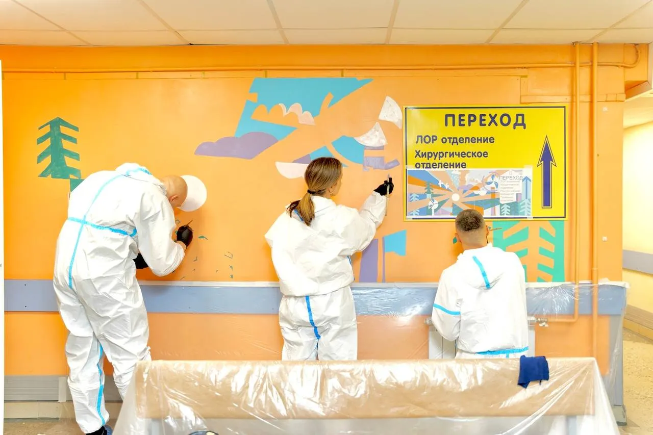 Акция по украшению стен детской клиники проходит в регионе в седьмой раз, воплощая северную тематику в рисунках.