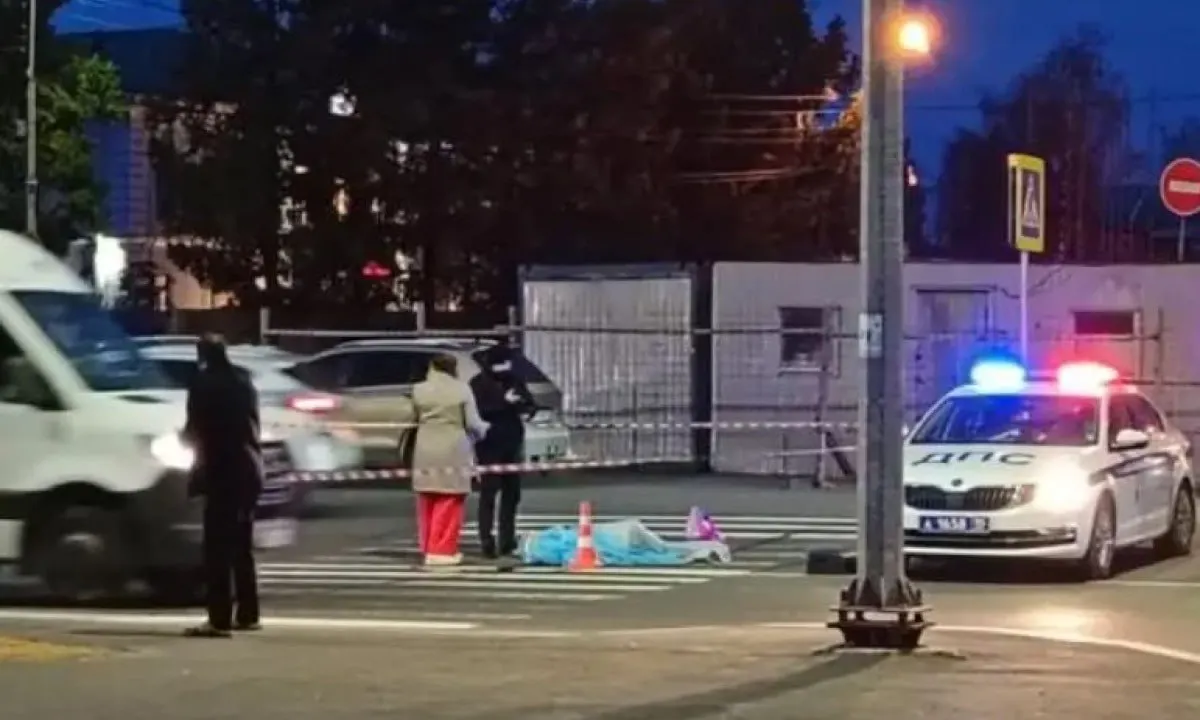 На нерегулируемом переходе возле Музыкального театра Петрозаводска произошла смертельная авария: 81-летняя женщина погибла. На месте работают скорая помощь и полиция.