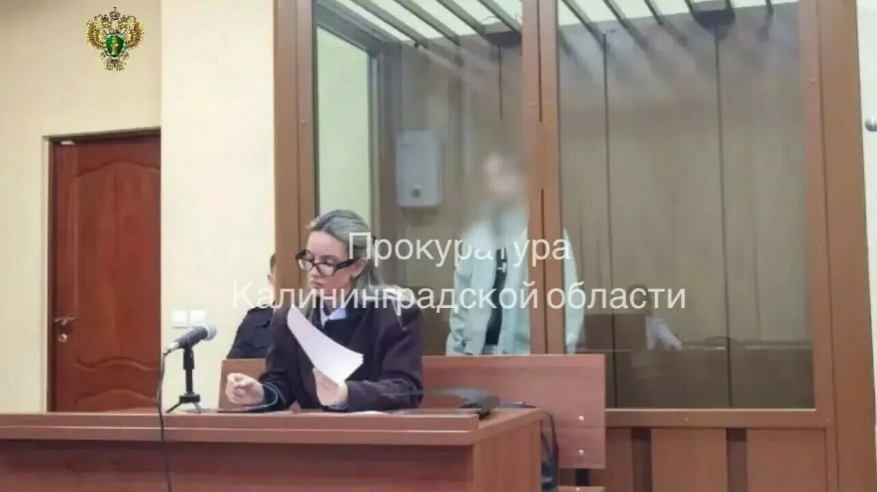 Двое молодых людей похитили крупную сумму у пожилой женщины, действуя под видом курьеров мошенников; дело передано прокуратуре.