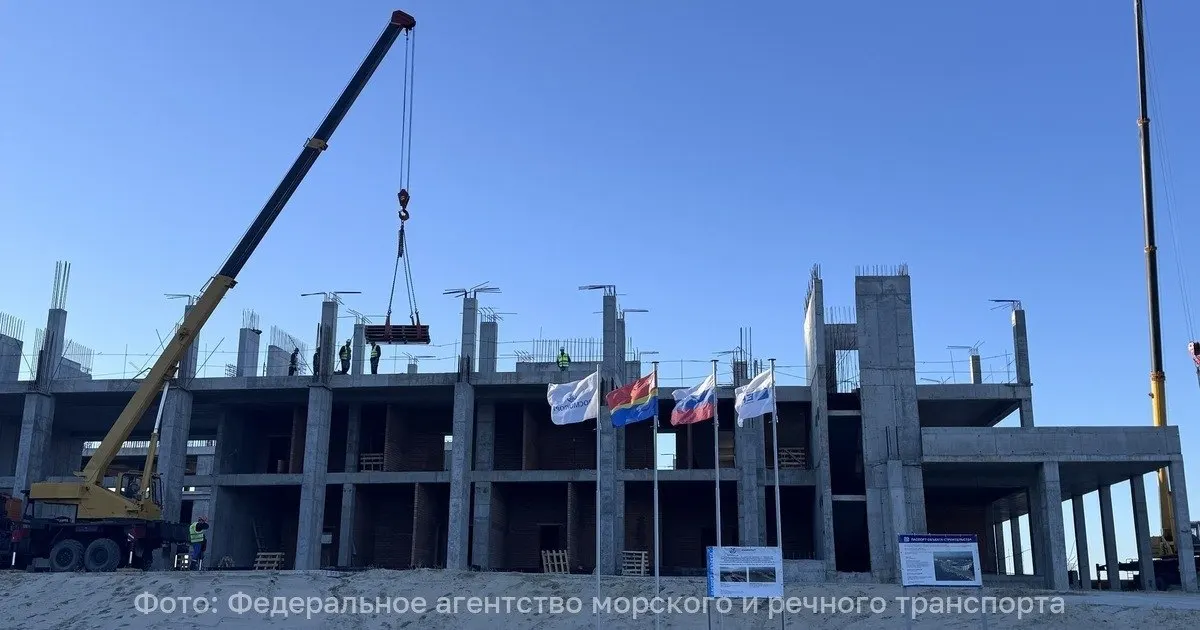 Строительство Восточного мола в порту Пионерского подходит к завершающей стадии: ввод в эксплуатацию запланирован на первый квартал 2027 года, идут финальные проверки и работы по инфраструктуре.