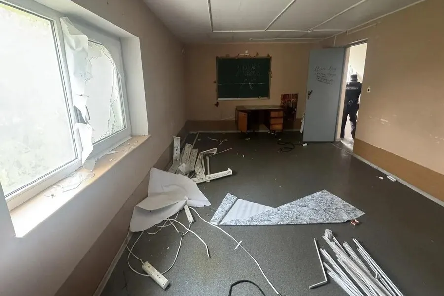Здание на Аллее Смелых, переданное под кризисный центр, оказалось повреждено: выбиты окна, повредилась проводка и отопление; внутри обнаружены несовершеннолетние.