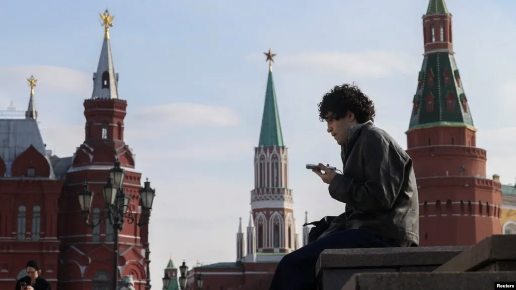 Государственные органы обсуждают законопроект о идентификации несовершеннолетних в социальных сетях и сокращении времени, которое они проводят в интернете, с ориентацией на международный опыт жестких ограничений.