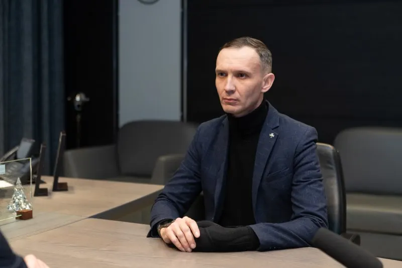 43-летний Каратыш стал исполняющим обязанности директора Центра информационных систем Псковской области; ранее занимал должность помощника губернатора и стал депутатом Законодательного собрания региона.