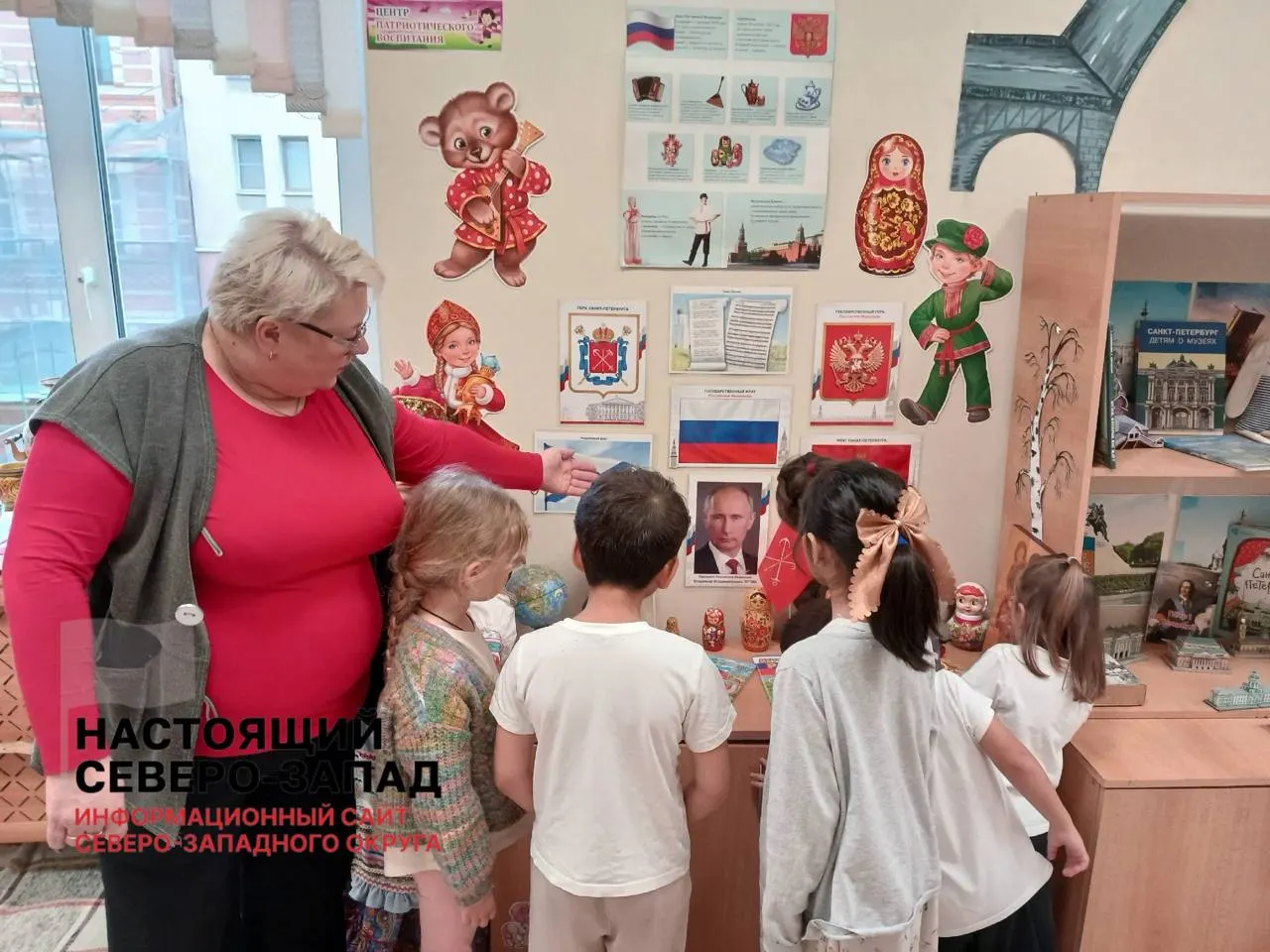 В детском саду Адмиралтейского района Санкт-Петербурга детям рассказали о Владимире Путине и его роли в развитии страны; на территории Петропавловской крепости состоялась поздравительная акция.