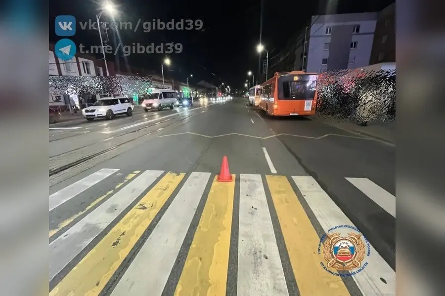 На перекрёстке Черняховского в Калининграде автомобиль сбил несовершеннолетнего пешехода; пострадавший доставлен в медицинское учреждение, обстоятельства аварии устанавливаются.