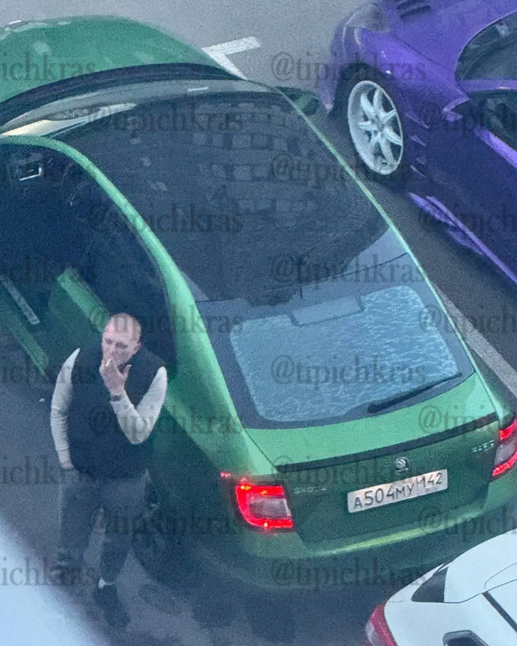 Очевидцы сообщили, что с 5:30 утра водитель громко включал музыку, мешая соседям спать; просьбы снизить громкость игнорировались, а вызовы в полицию оказались безрезультатными.