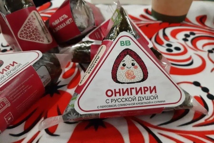 Студенты Калининградского государственного технического университета создали онигири из перловки, дополненные креветкой и сурими; новинку уже начали продавать в московских магазинах.