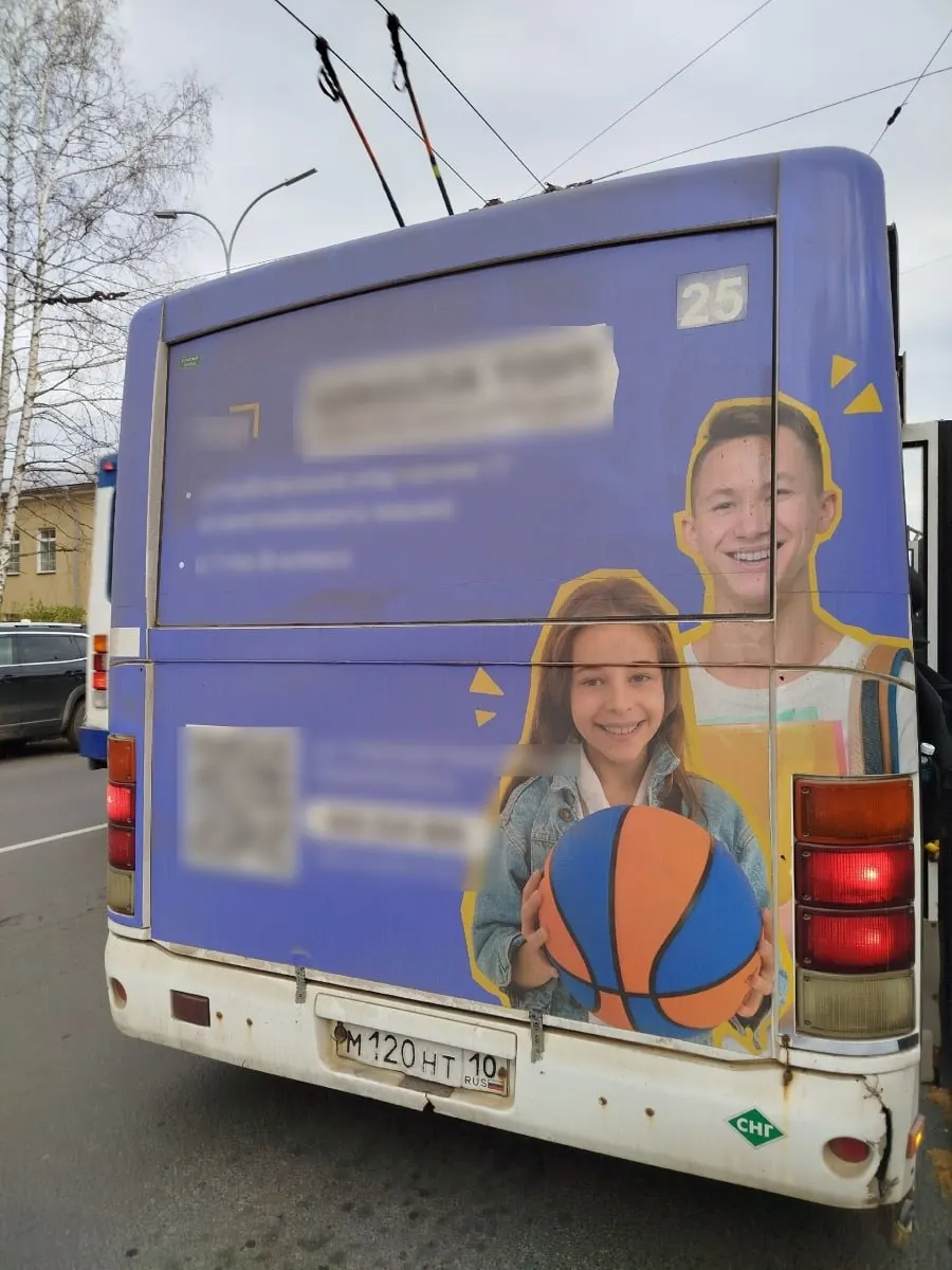 Жители Петрозаводска пожаловались на изношенные салоны старых маршруток; власти обещали привести транспорт в порядок и обратиться в Ространснадзор.