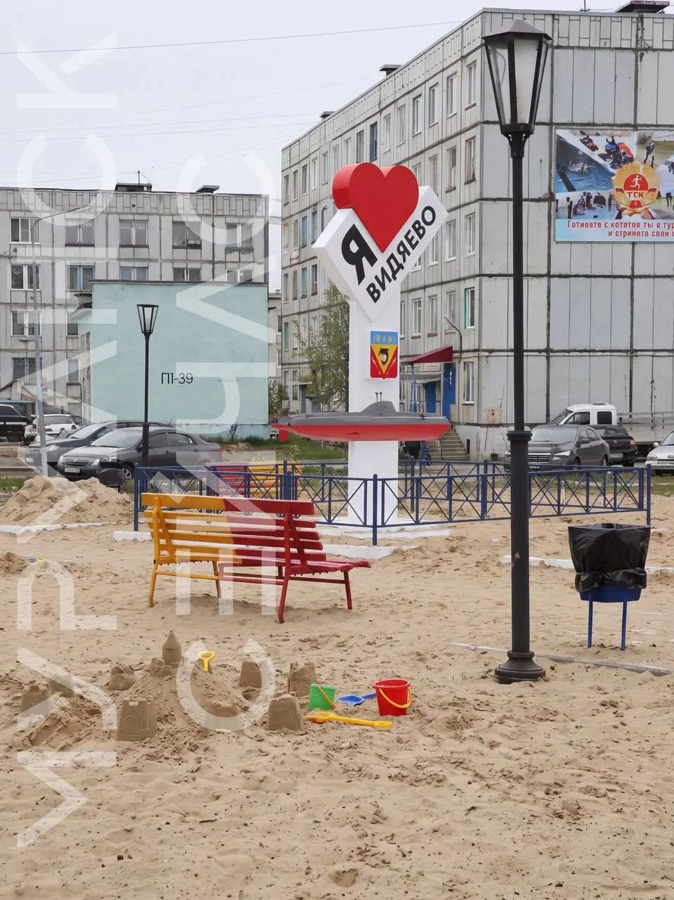 Региональные власти начали служебную проверку по факту фиктивного фотоотчета о песке на детской площадке, хотя песочница осталась пустой.