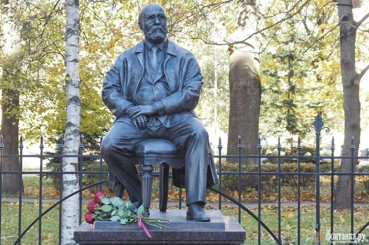 Памятник основателю местной анестезии Василию фон Анрепу установлен в Санкт-Петербурге; он возглавлял Санкт-Петербургский женский медицинский институт и заложил основы обезболивания кокаином.