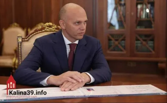 Проект указа вводит ограничения на распространение материалов о работе ПВО, маршрутах полётов и местах ударов; запреты касаются соцсетей и мессенджеров, с исключениями для органов власти. За соблюдением будут следить МВД, ФСБ, Росгвардия, МЧС и Роскомнадзор.