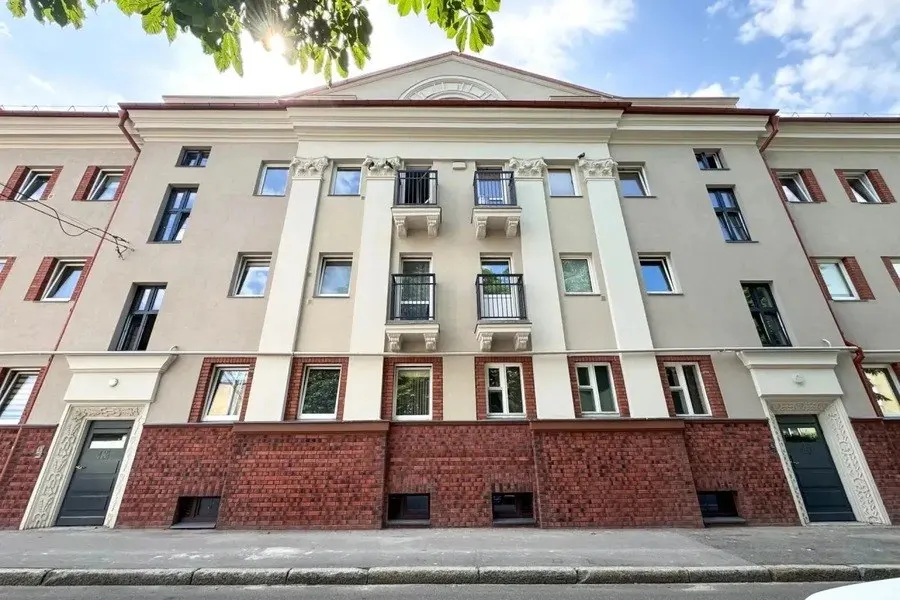 Реставрация сохранила стиль эпохи функционализма, обновив фасад, кирпичную кладку и балконы.