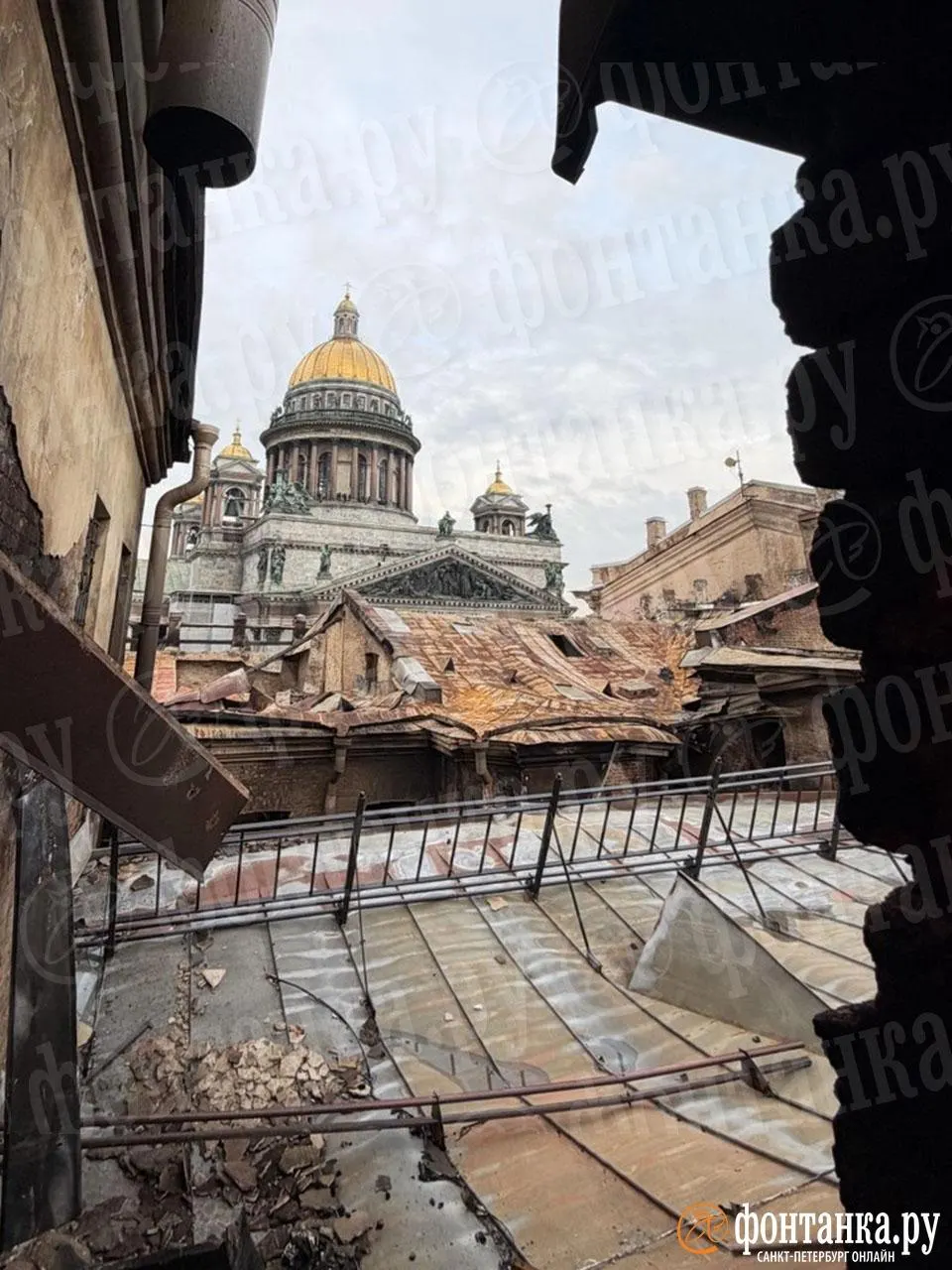 Пожар повредил два здания в единым историческим комплексе: особняк Миллера выгорел внутри, а соседнее здание пострадало от проливов. Кровлю удалось потушить.