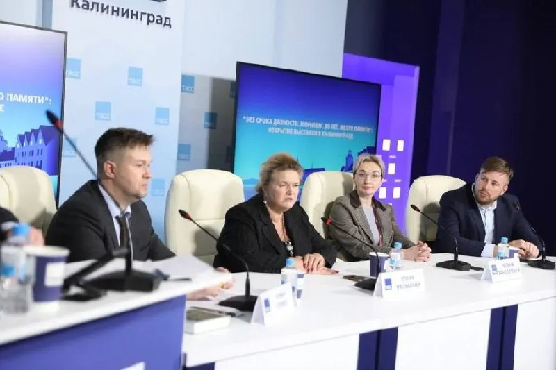 В Калининградском музее изобразительных искусств открылась экспозиция «Без срока давности. Нюрнберг. 80 лет. Место памяти», которая подчёркивает актуальность памяти и противодействия неонацизму. Выставка действует до 11 января 2027 года и включает экспонаты, реконструкцию зала № 600 Дворца правосудия, а также образовательные программы.