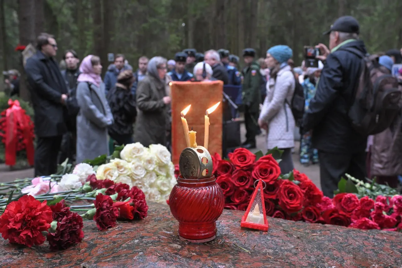 У Левашовской пустоши близ Санкт-Петербурга прошла памятная церемония в честь жертв политических репрессий. На месте присутствовали омоновцы в бронежилетах, церемонию посетили величественные гости.