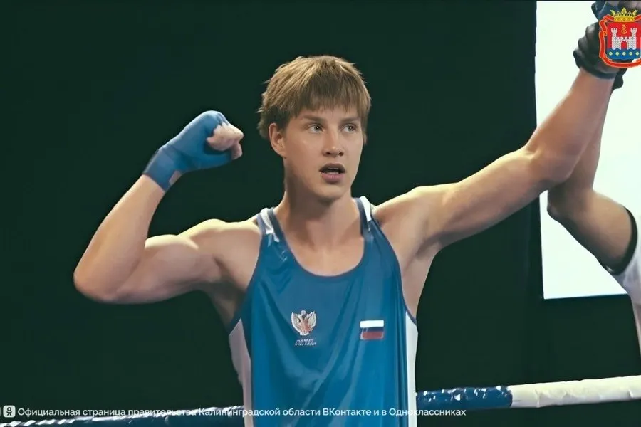 Калининградский боксёр завоевал золотую медаль на мировом чемпионате в Черногории; сборная России выступала под флагом и гимном, а команда заняла лидирующее место в общекомандном зачёте.