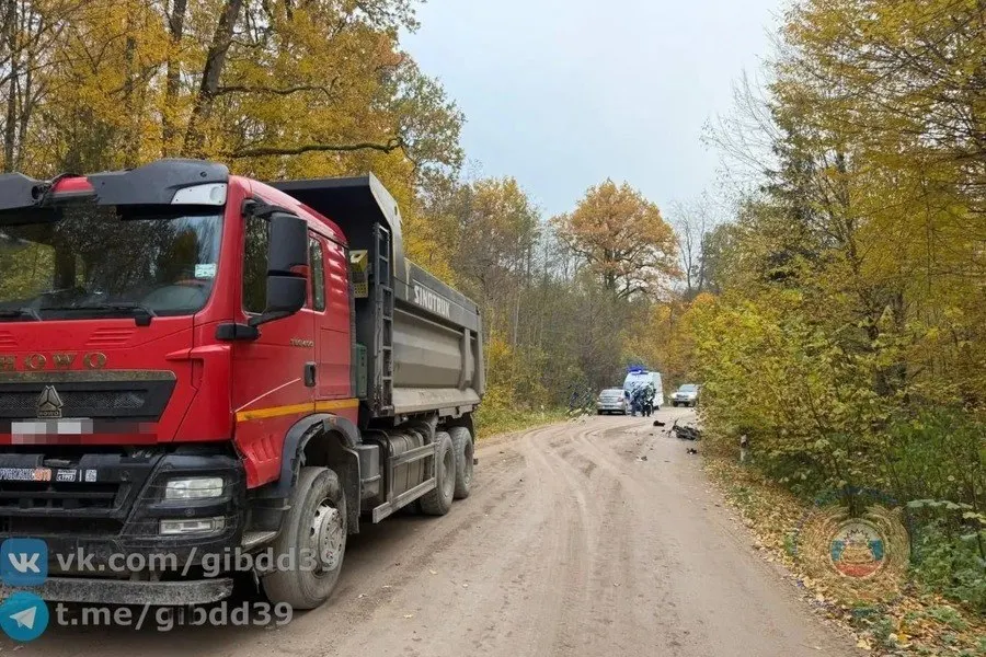 Мотоциклист погиб на трассе Полесск — Гвардейск — Правдинск в Калининградской области после столкновения с грузовиком Howo во встречном направлении. Следствие устанавливает обстоятельства ДТП.