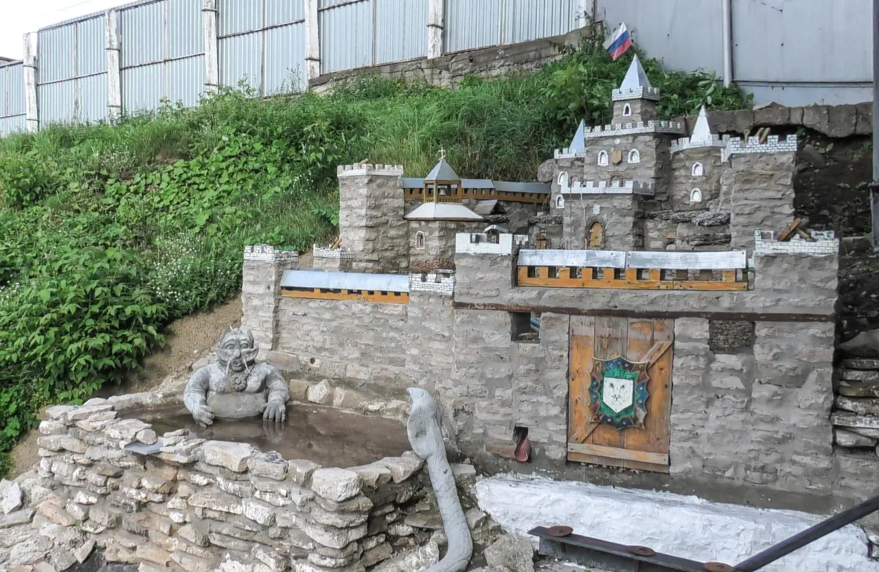 В колониях Кировской области прошёл конкурс ландшафтного дизайна. Среди работ — миниатюра средневекового замка, уличные часы из 1200 жестяных банок и водяная мельница.
