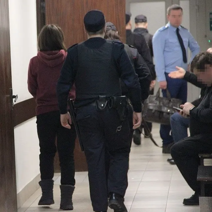 20-летняя жительница Карелии оказалась под арестом на семь суток из-за значительной суммы штрафов за нарушение ПДД — общая задолженность превысила 100 тысяч рублей.