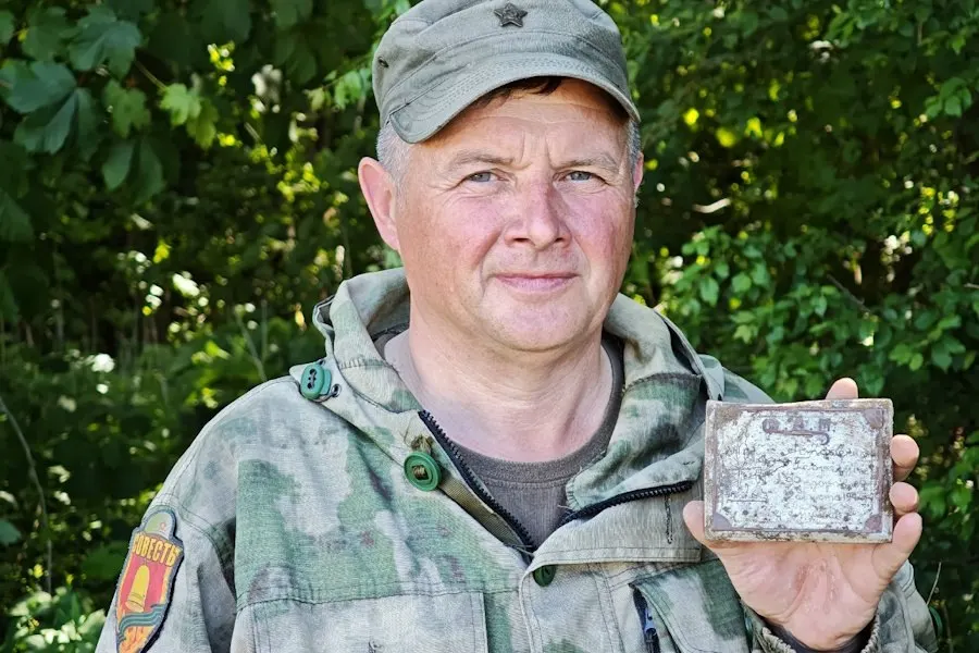 Поисковик из Калининградской области передал найденную крышку портсигара в музей Красноярского края. Эксперты установили имя бойца Георгия Асташенко и обстоятельства его гибели в Восточной Пруссии в 1945 году.