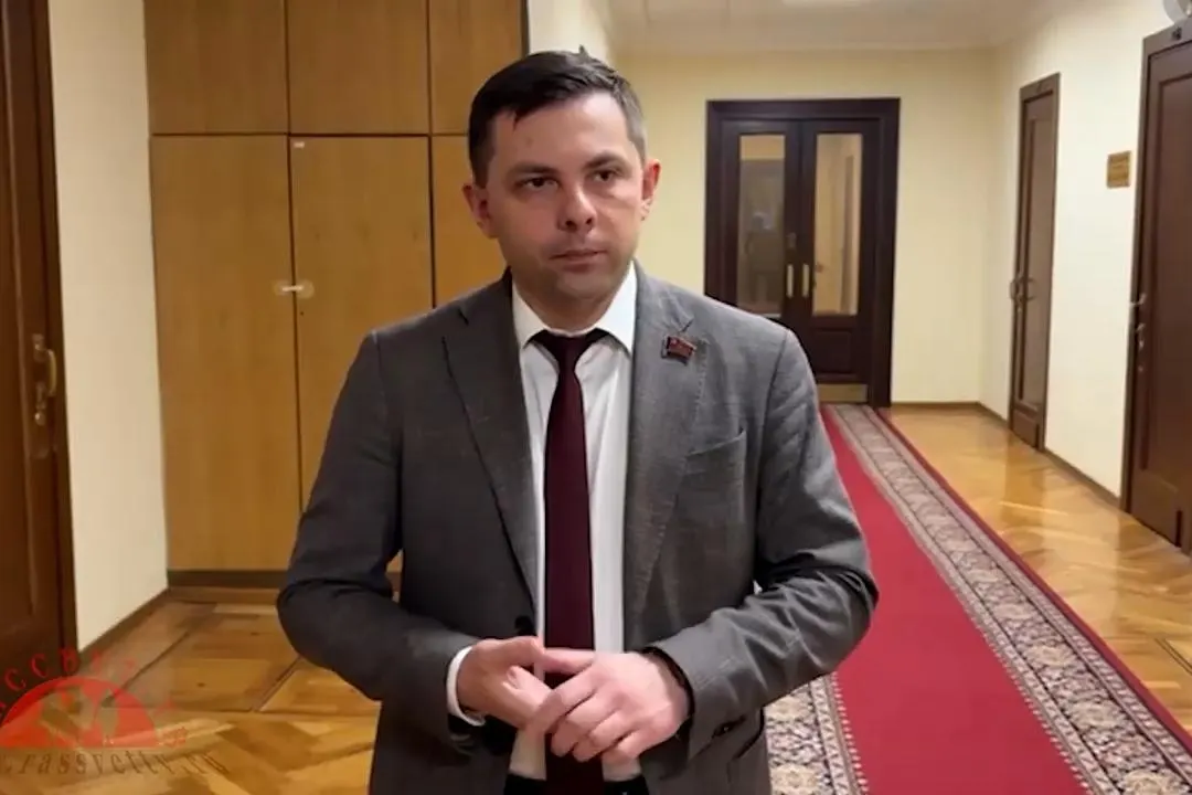 Московские силовики задержали бывшего депутата КПРФ по обвинению в публичном оправдании терроризма и призывах к террористической деятельности. Официальные лица называют дело политически мотивированным, а представители партии — провокацией.
