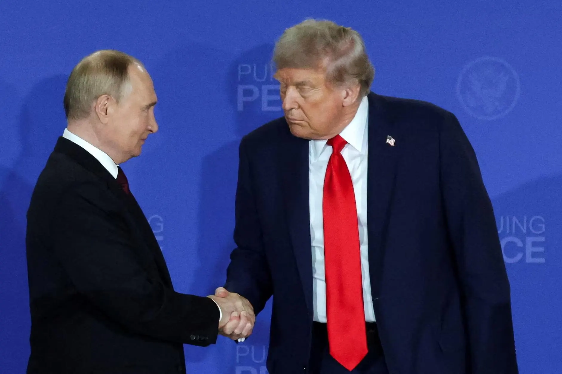 Москва заявляет о возможном возобновлении переговоров с США и Украиной после 4 ноября; обсуждается формат трёхстороннего саммита без участия Киева и вероятная встреча лидеров на форуме Азиатско-Тихоокеанского региона.