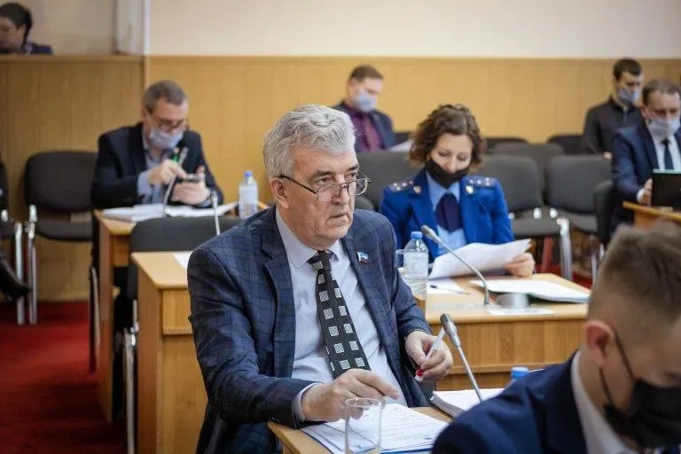 По данным ФСБ, обвинение связано с передачей документов украинской военной разведке; задержание состоялось 9 октября.