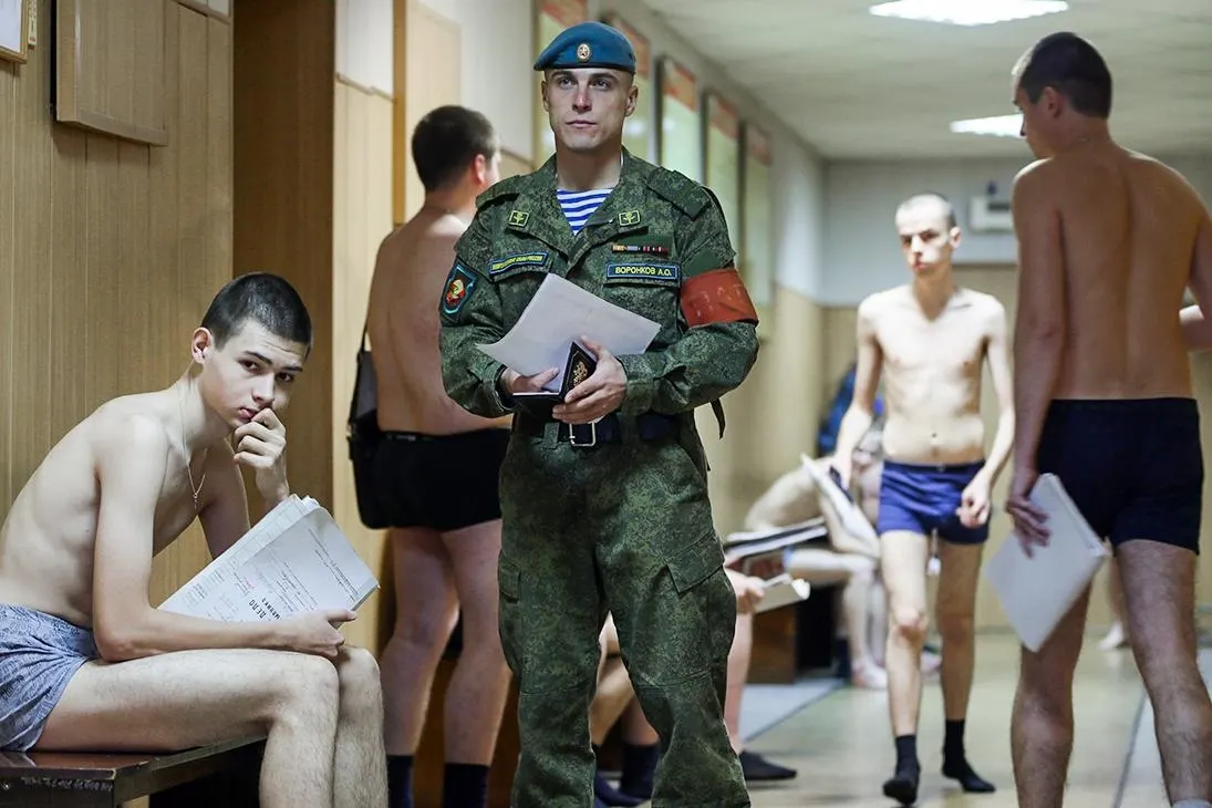 Письмо устанавливает временные меры для обеспечения явки призывников в военный комиссариат; ограничения закреплены в законодательстве 2023 года; в 2026 году зафиксированы случаи применения ограничений через электронный реестр повесток и связанные вопросы с доверенностями нотариусов.