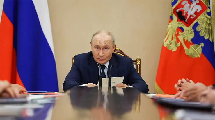 На форуме в Санкт-Петербурге Путин сообщил о нарушениях прав русскоязычных за рубежом и о гуманитарном подходе России к ситуации.