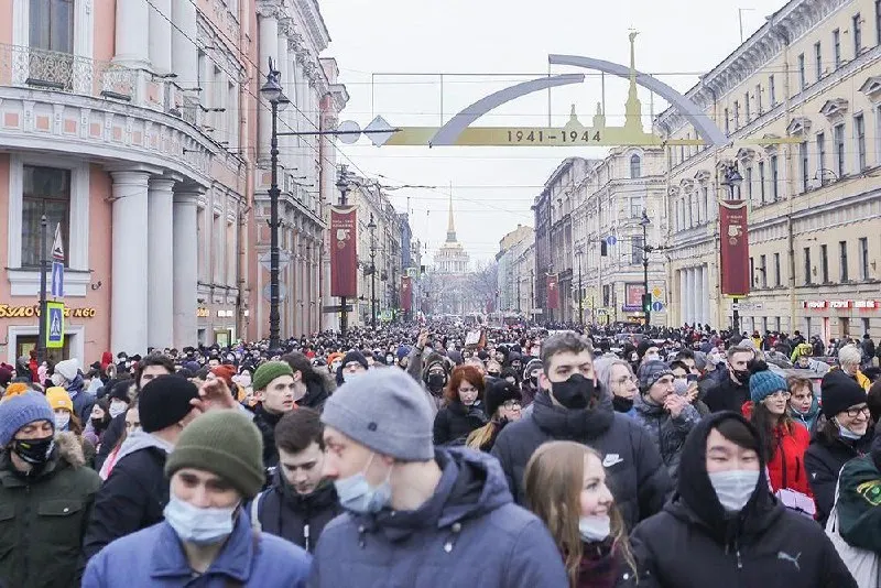 После отмены ковидных запретов в Петербурге молодёжное крыло КПРФ заявило о проведении митинга и шествия «Антикапитализм-2026» в центре города; материал освещает изменения в правилах согласования массовых мероприятий.