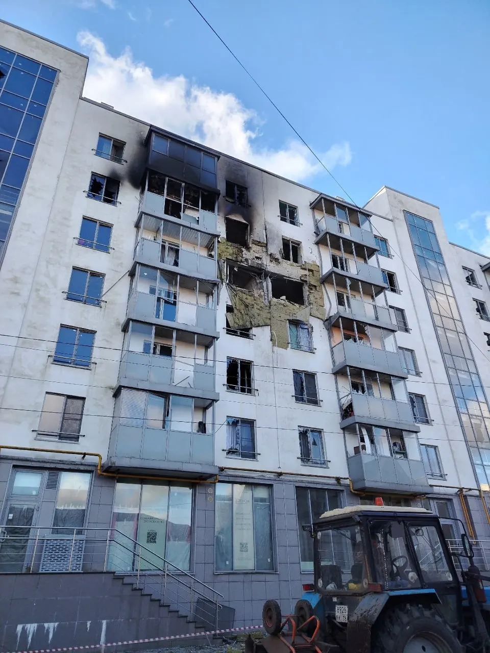 Пожар на Социалистической улице, 114 стал причиной эвакуации восьми семей. Пострадавшие госпитализированы; на месте работают полиция и пожарные.