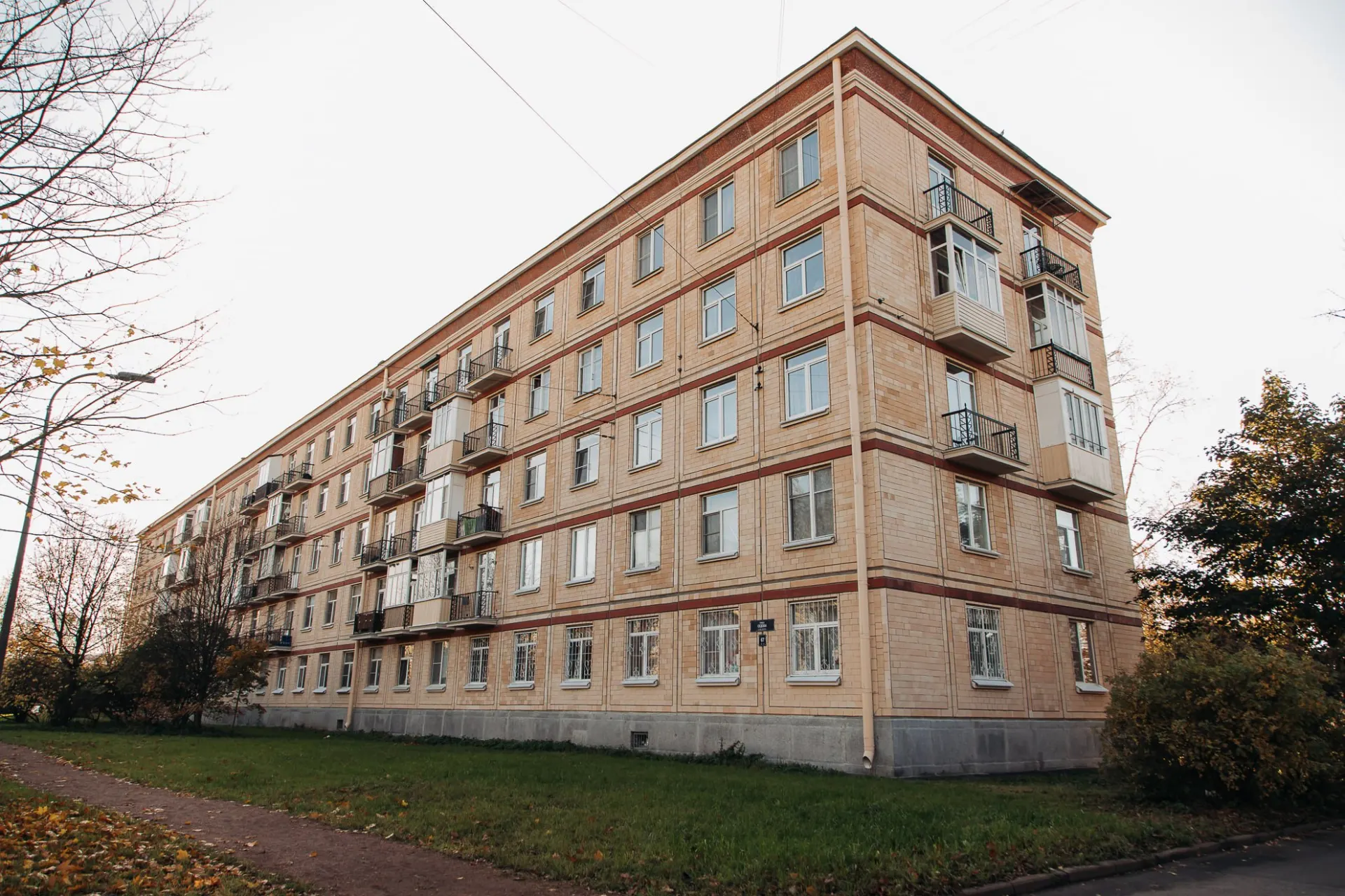 Завершена реставрация фасада жилого дома, возведённого в 1958 году на улице Седова, обновлена облицовка и детали.