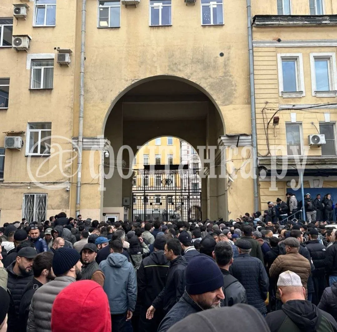 Силовые структуры перекрыли входы на рынке возле мечети после джума-намаза; проведены проверки документов, десятки людей задержаны.