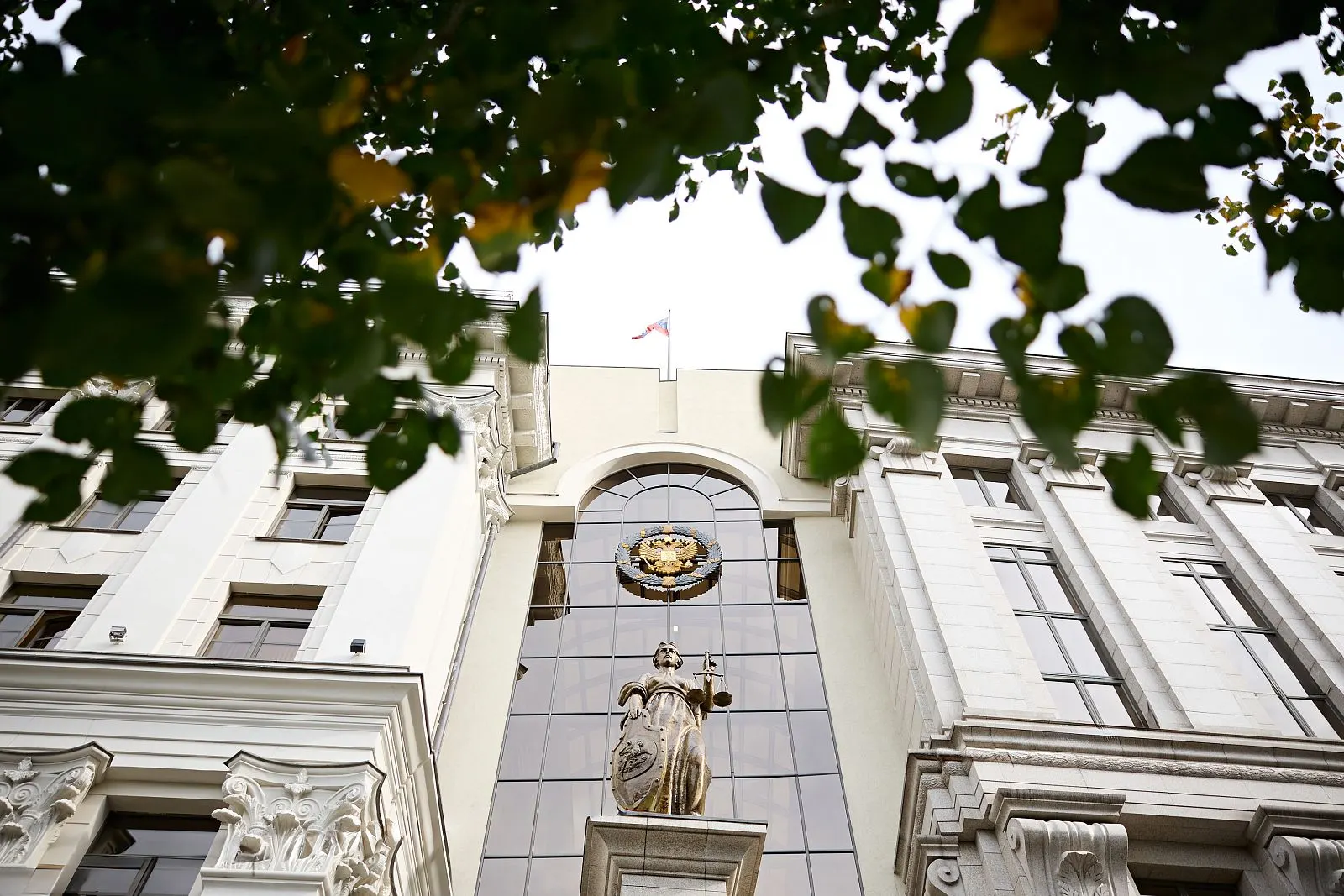 Суд разъяснил порядок регистрации автомобиля, находившегося под запретом в рамках розыска Интерпола, с целью защиты интересов российских владельцев.